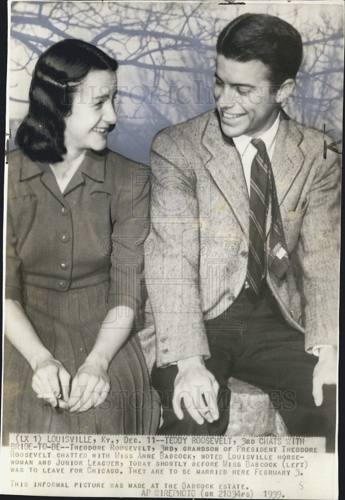 1939 Press Photo Theodore Roosevelt, 3rd, chats with his fiance, Anne Babcock. - Historic Images