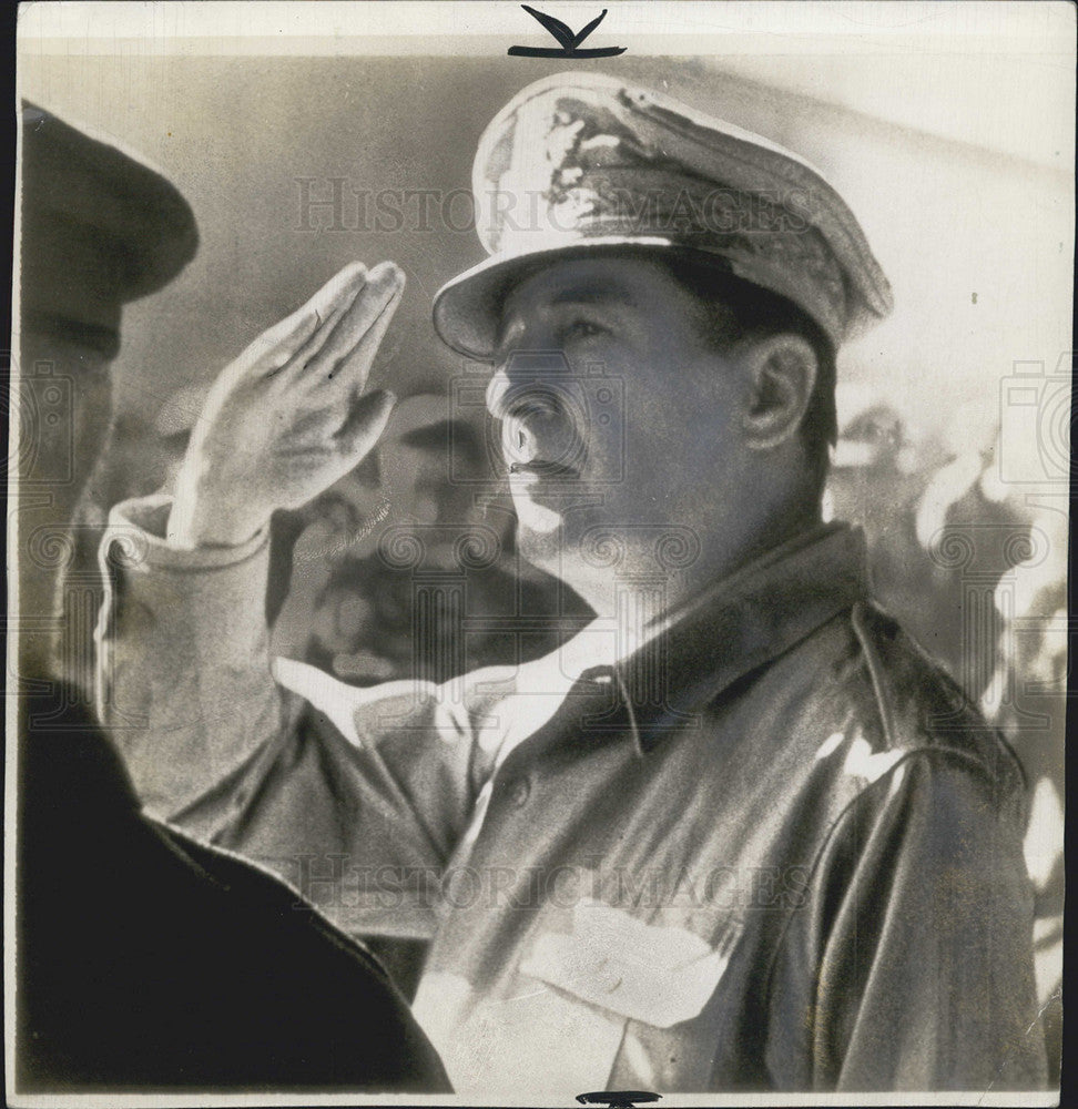 1942 Press Photo Gen. Douglas MacArthur arrived in Melbourne Australia salutes troops - Historic Images