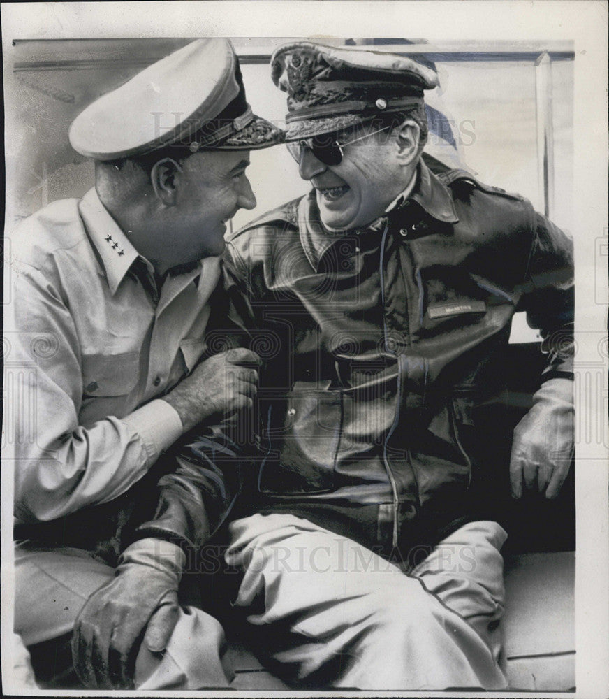 1950 Press Photo A jovial MacArthur with Vice Adm. Arthur Struble - Historic Images