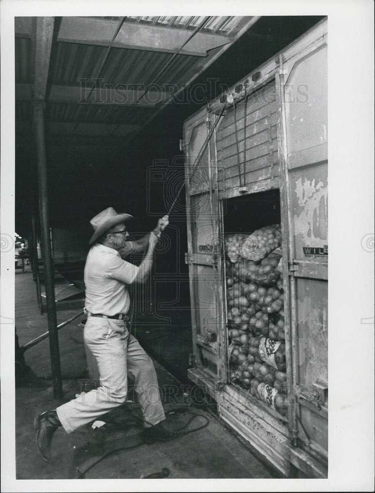 1972 Press Photo John Hammock Unloading Onions from New Mexico - Historic Images