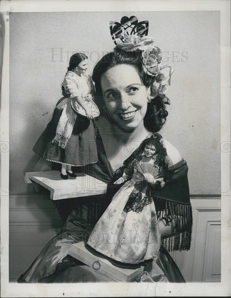 1946 Press Photo Catalina Steel Holds Doll Replica - Historic Images