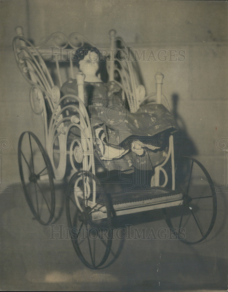 1964 Press Photo ANTIQUES A doll and a doll carriage both over 70 years old - Historic Images