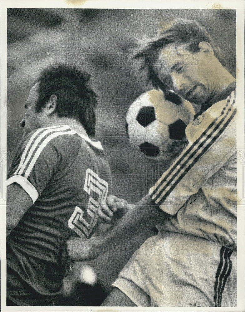 1985 Press Photo MISL Finals collision between Przybylowski and Windbier - Historic Images