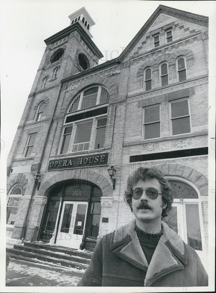 1977 Press Photo Doug Rankin in front of Woodstock,Ill opera house - Historic Images