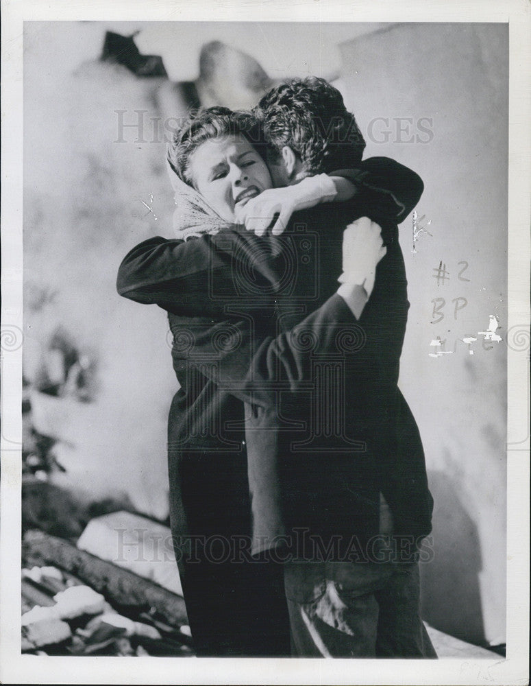 1945 Press Photo Sailor Lee G. Shroeder of USS Rowe &amp; wife Marjorie embrace - Historic Images