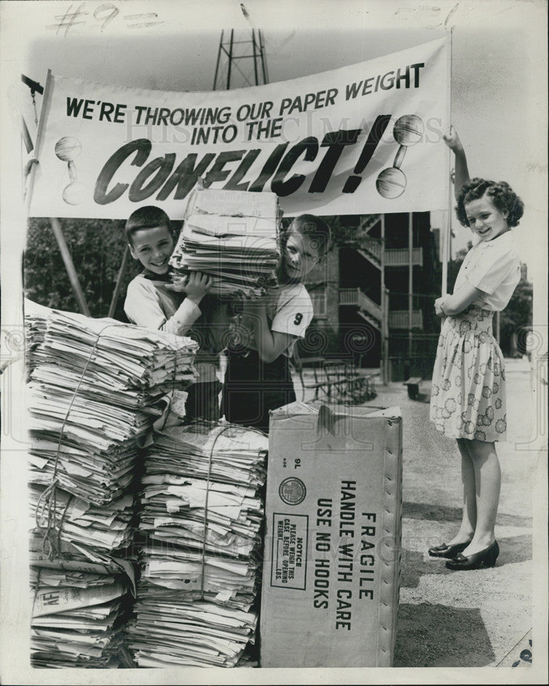 1945 Press Photo Vinny Keegan, Terry McGovern, Eileen Sullivan at Waste Paper Dr - Historic Images