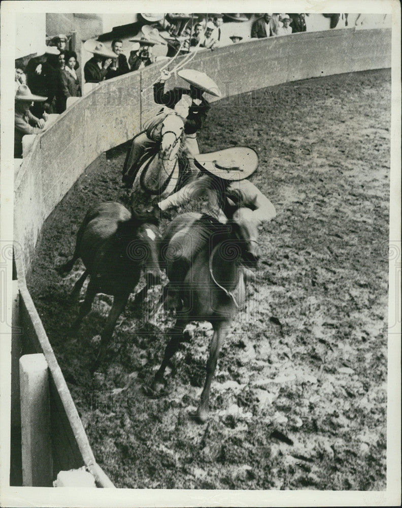 Press Photo Mexican cowboys do riding &amp; roping tricks - Historic Images