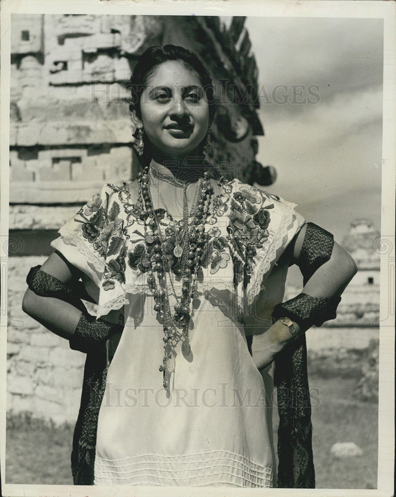 Press Photo Modern Maya girl in dress like ancestors wore - Historic Images