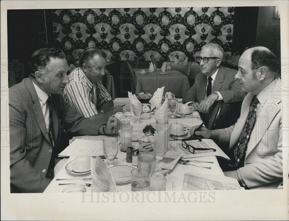 1972 Press Photo Fla Board Members talk about Florida House in Washington DC - Historic Images