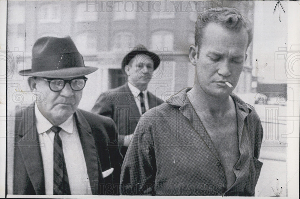 1964 Press Photo Sheriff&#39;s deputies Lum Lewis and Jack Faulkner lead prisoner - Historic Images