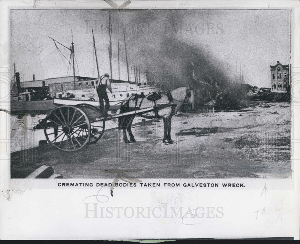 1961 Press Photo Cremating of Dead bodies taken from Galveston Wreck - Historic Images