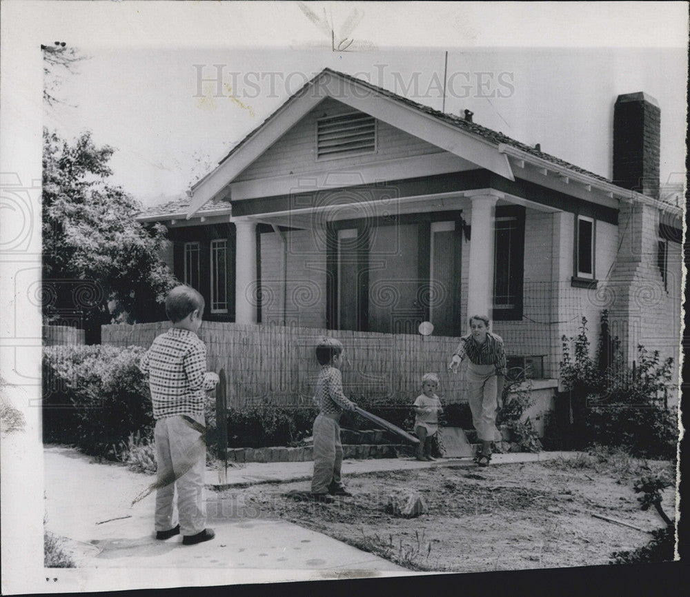 1958 Press Photo Mrs. Barden Scott plays with Children - Historic Images