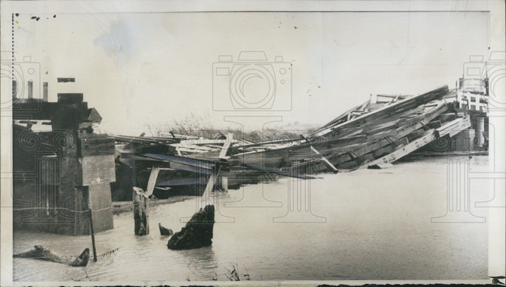 1962 Press Photo Storm damaged covered  bridge in California - Historic Images