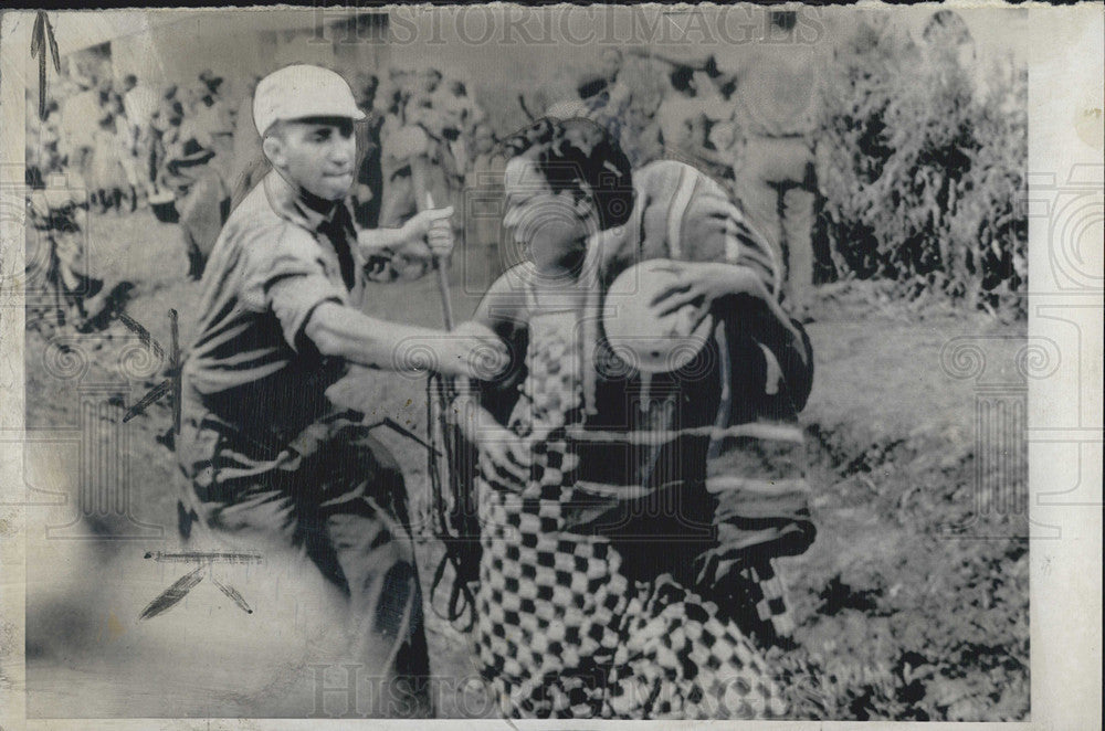 1961 Press Photo Baluba woman with baby at food distribution refugee camp - Historic Images