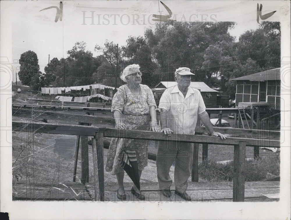 1961 Press Photo New Orleans Batture homeowners Mr. &amp; Mrs. William Carlin - Historic Images