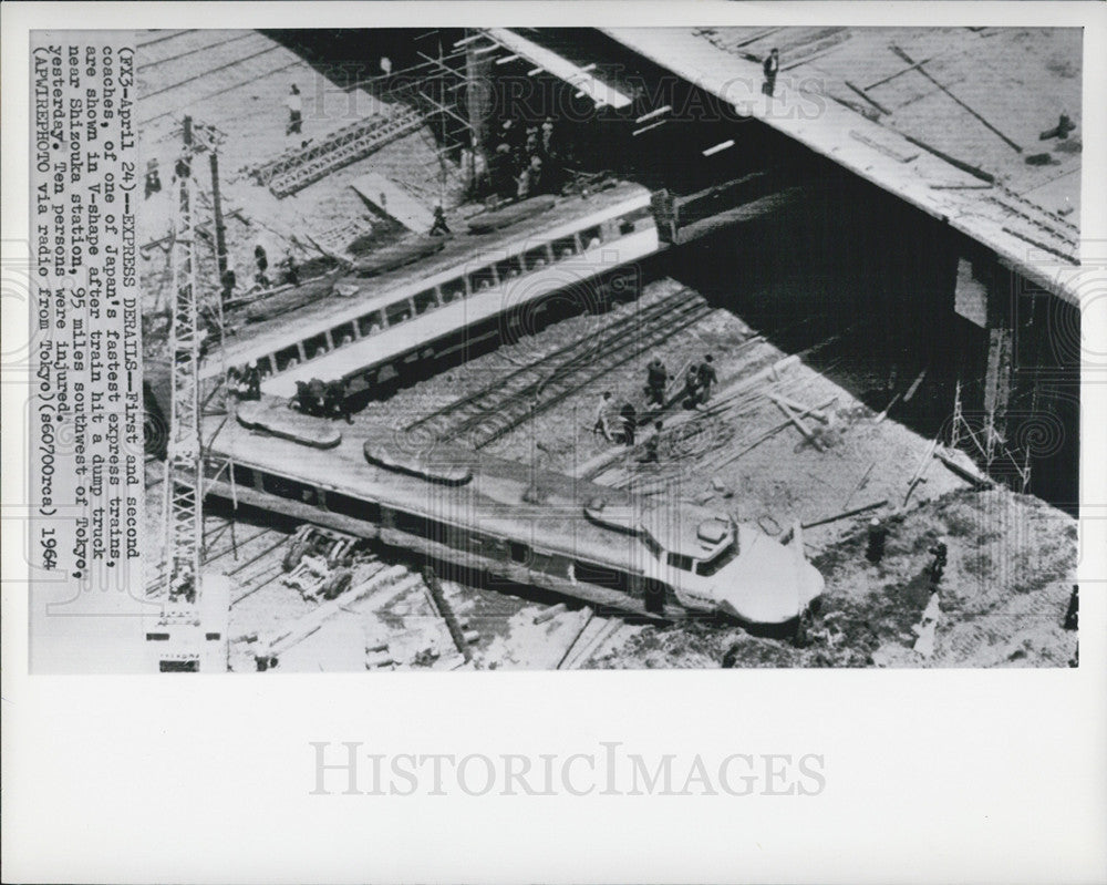 1964 Press Photo Train Wreck Japan - Historic Images