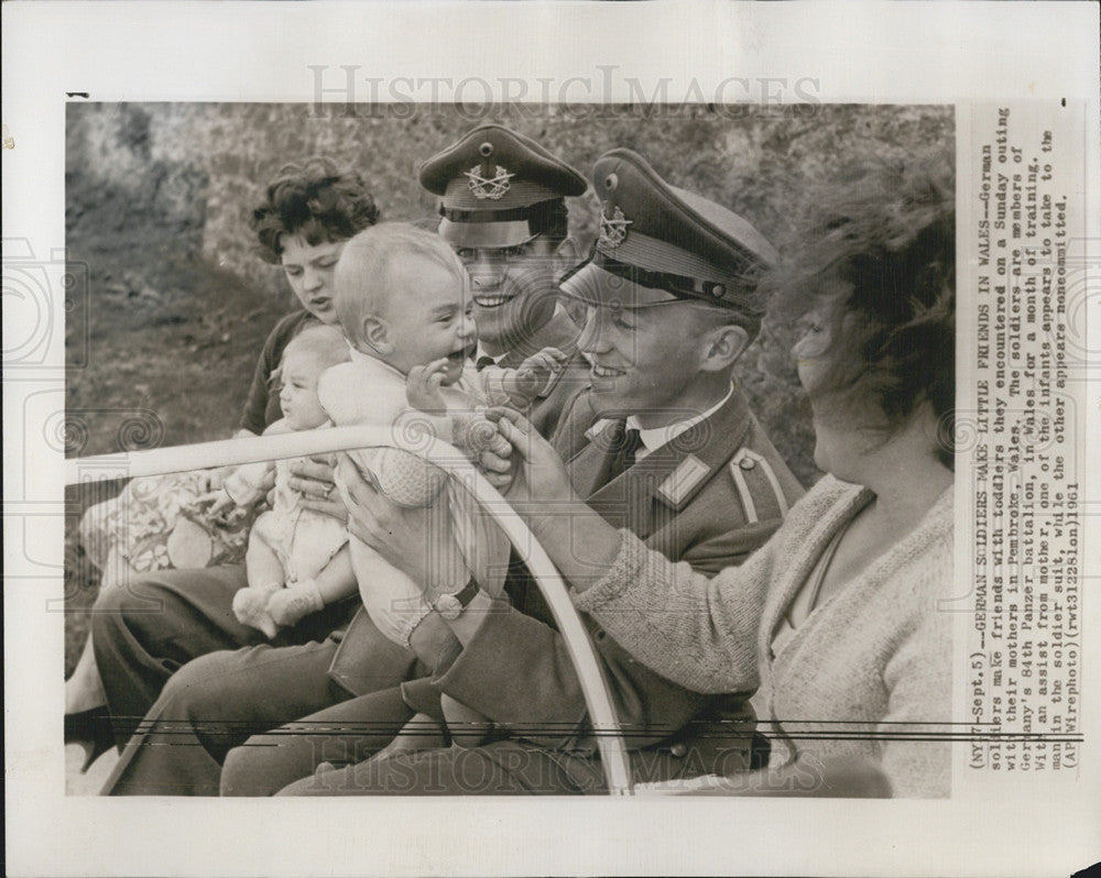 1961 Press Photo German soldiers greet toddlers in training in Wales. - Historic Images