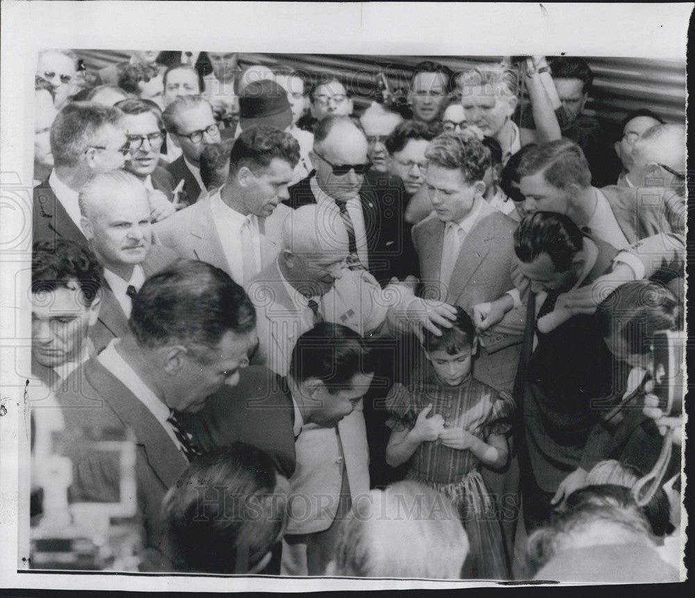 1959 Press Photo Soviet Premier Khrushchev with Child in Crowd - Historic Images