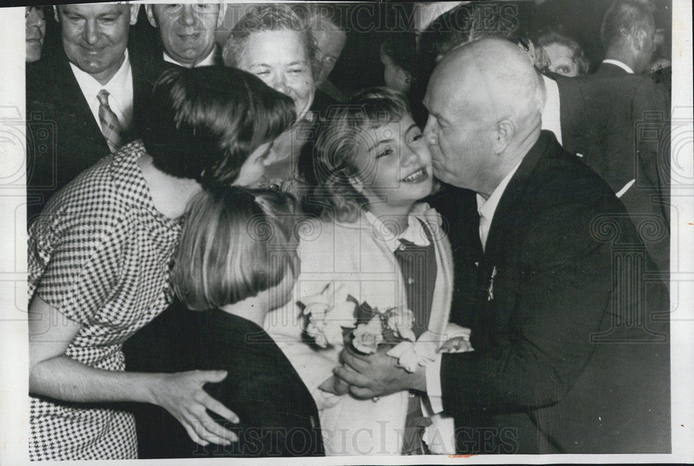 1959 Press Photo Soviet Premier Khrushchev Kisses Annalee Carlson age 11 SF - Historic Images