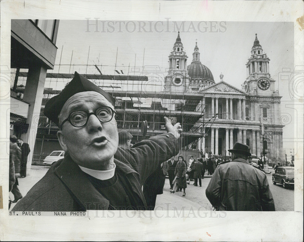 1964 Press Photo Reverend Joseph Williamson In Front Of St Paul&#39;s Cathedral - Historic Images