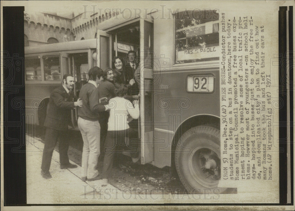 1971 Press Photo Public Bus Rome Italy Offering Free Rides Students - Historic Images