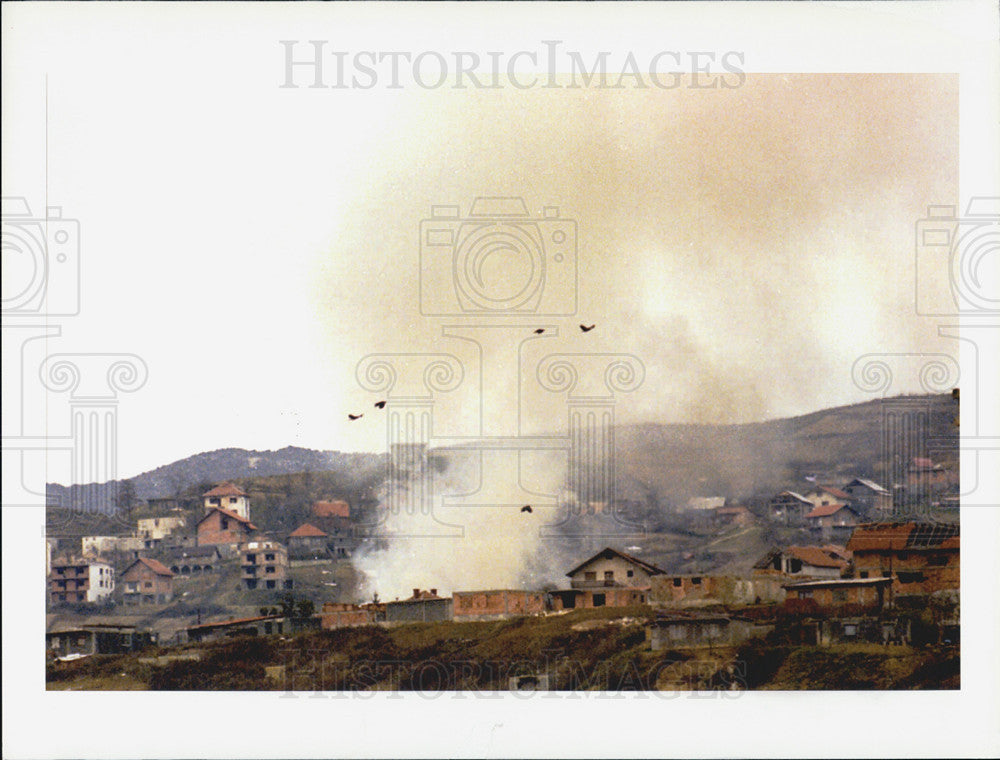 Press Photo Sarajevo house on smoke after it was ht by a rocket from Serb - Historic Images