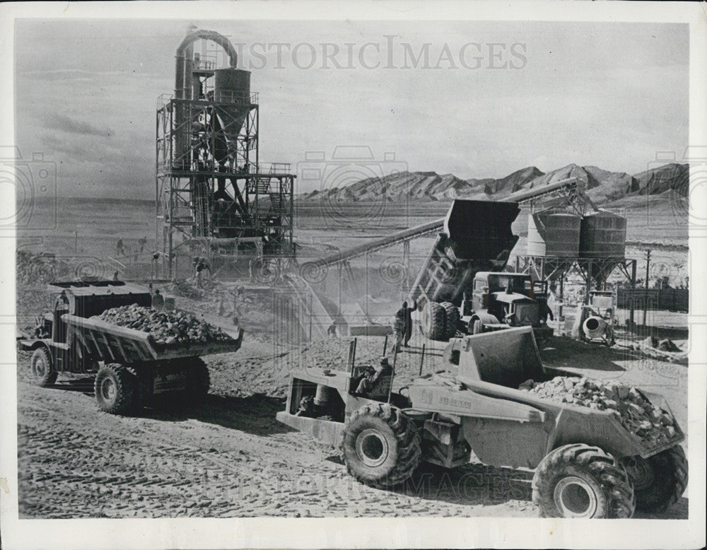 Press Photo Mine machinery at work in Israel desert for phosphates - Historic Images