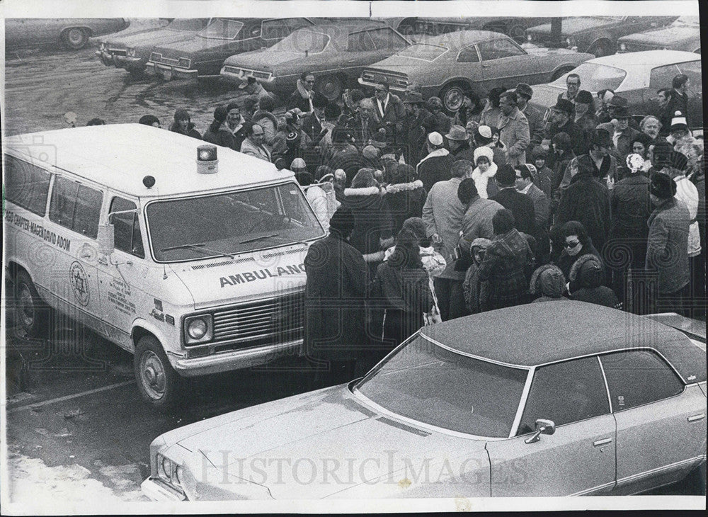 1976 Press Photo Hebrew Scholl students and adultswith an ambulance for Red Cross - Historic Images