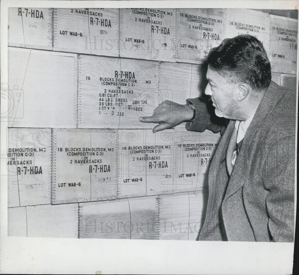 1948 Press Photo Det Merritt Kent examines cases of explosives that were seized - Historic Images