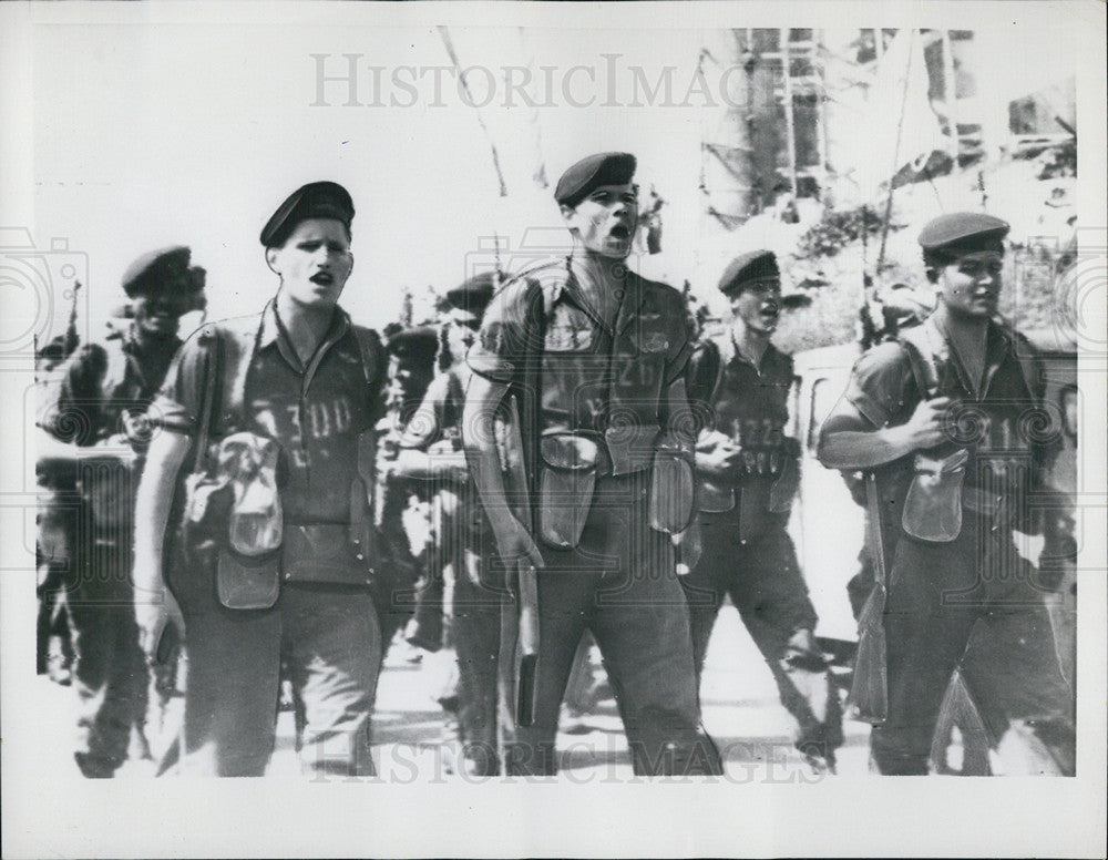 1957 Press Photo Israeli Soldiers March and Sing - Historic Images