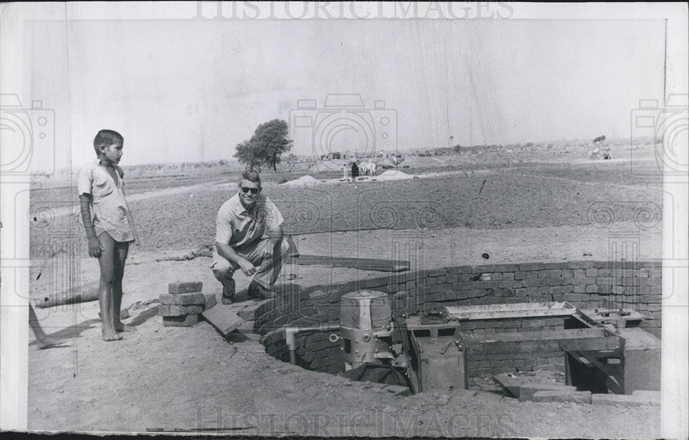 1958 Press Photo Electrical Engineer Tracy Park Uses New Electric Generator - Historic Images