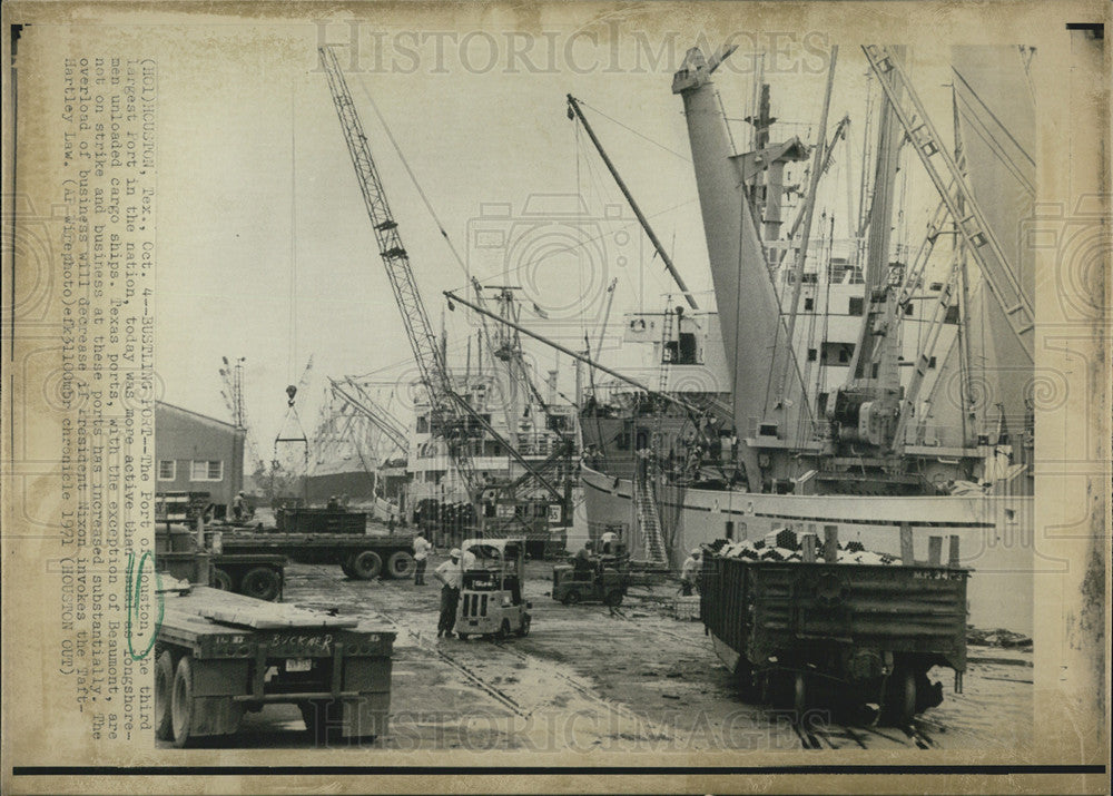 1946 Press Photo Men Load Cargo Ships - Historic Images