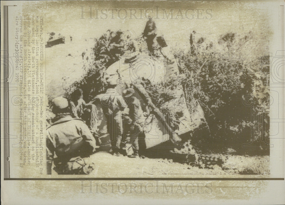 1970 Press Photo Meo Guerrillas Examine Wrecked Russian Tank - Historic Images