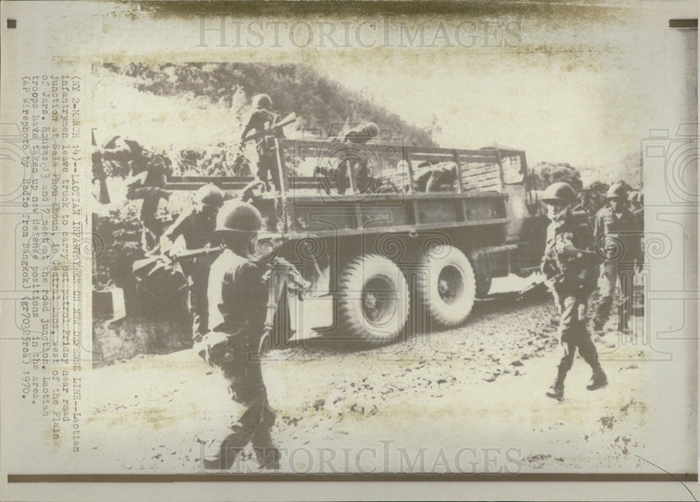 1970 Press Photo Laotian Troops Leave Truck To Conduct Patrol - Historic Images