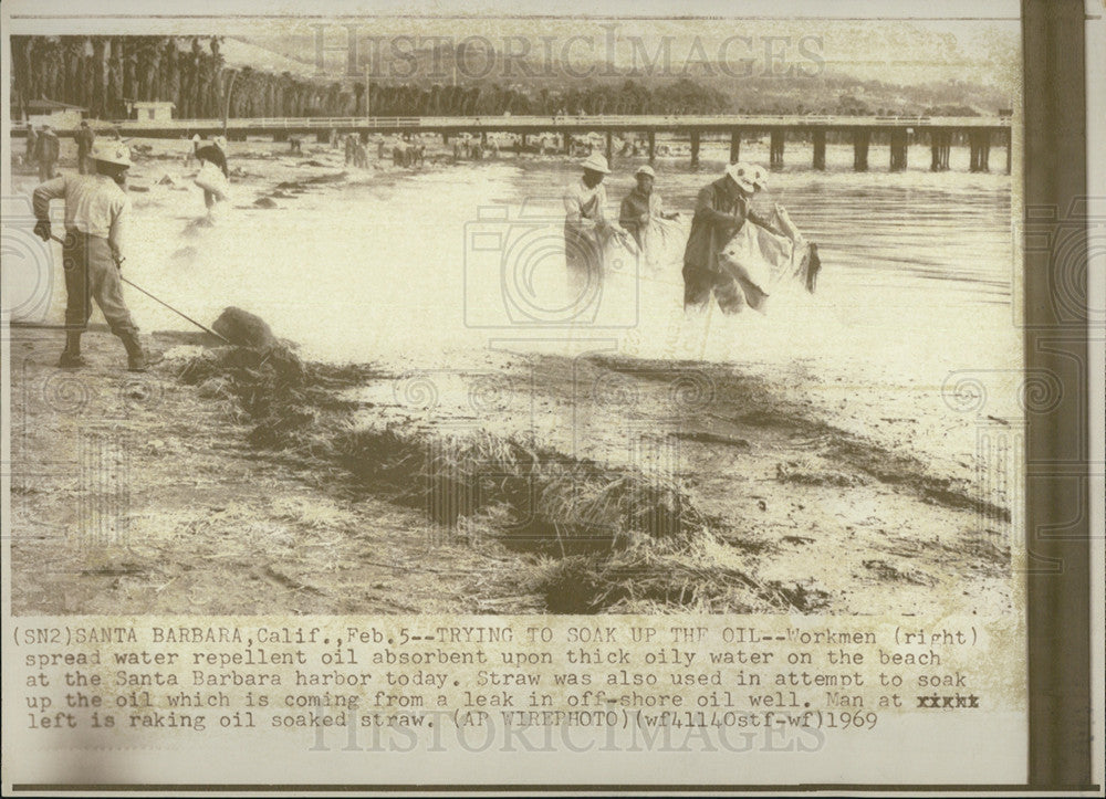 1969 Press Photo Santa Barbara Leak Off-Shore Well Oil Workers Water Repellent - Historic Images