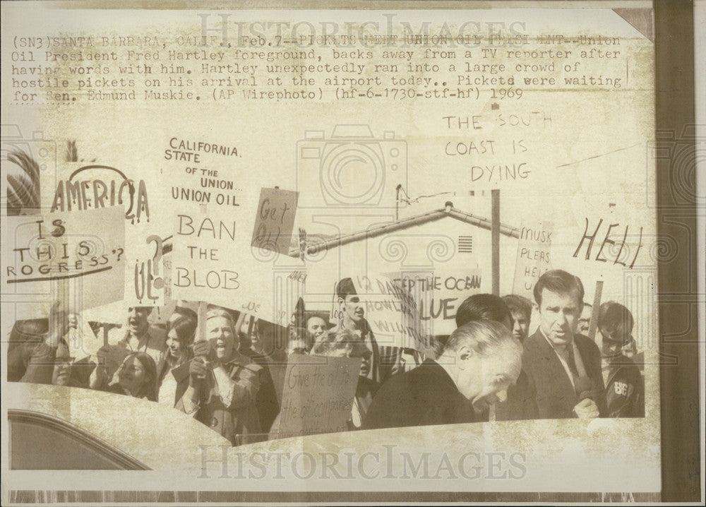 1969 Press Photo Union Oil President Fred Hartley Reporter Picketers Airport - Historic Images