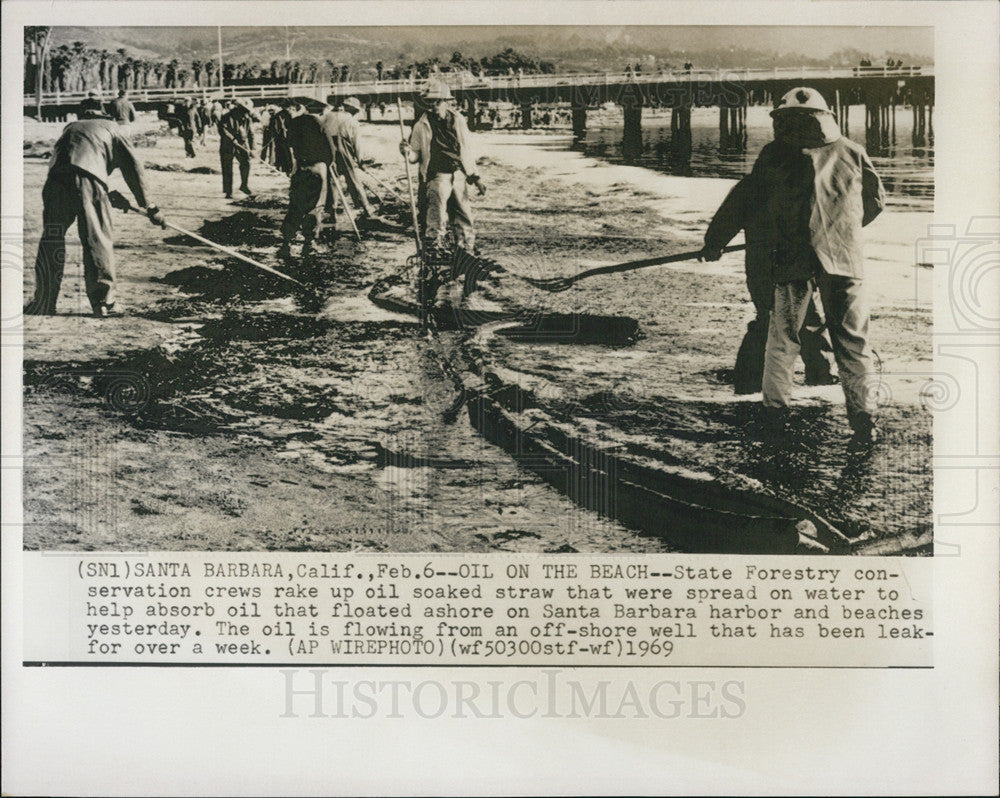 1969 Press Photo Oil Floats Ashore to California Beach - Historic Images