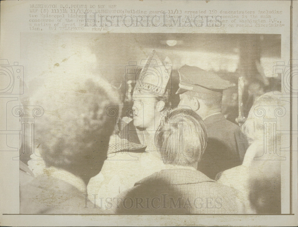 1969 Press Photo demonstrator were arrested including a Bishop - Historic Images