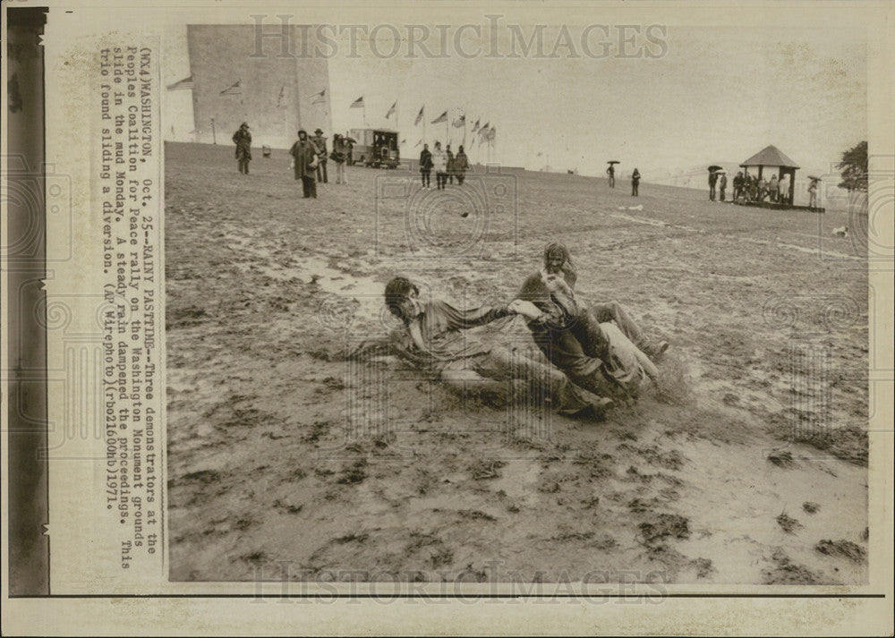 1971 Press Photo rainy pastime during demonstration - Historic Images