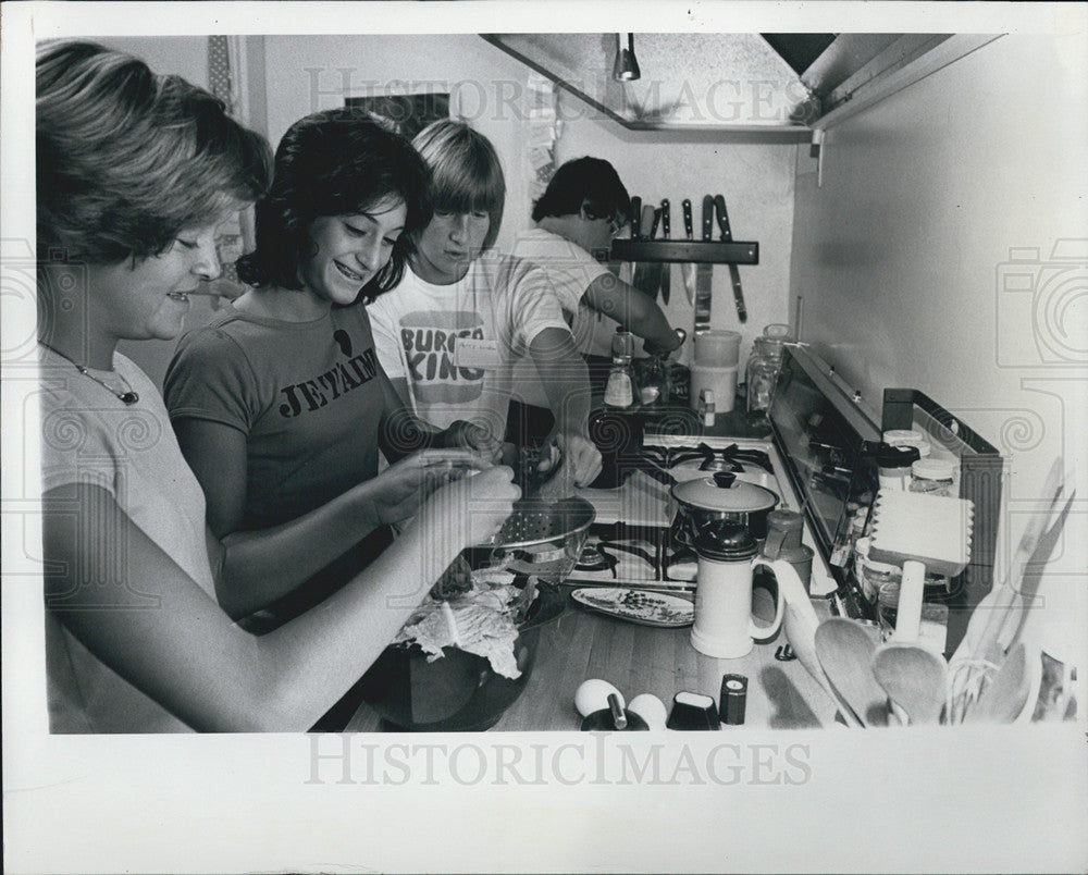 1976 Press Photo The Stock Pot St. Petersburg Teenage Cooking Class - Historic Images