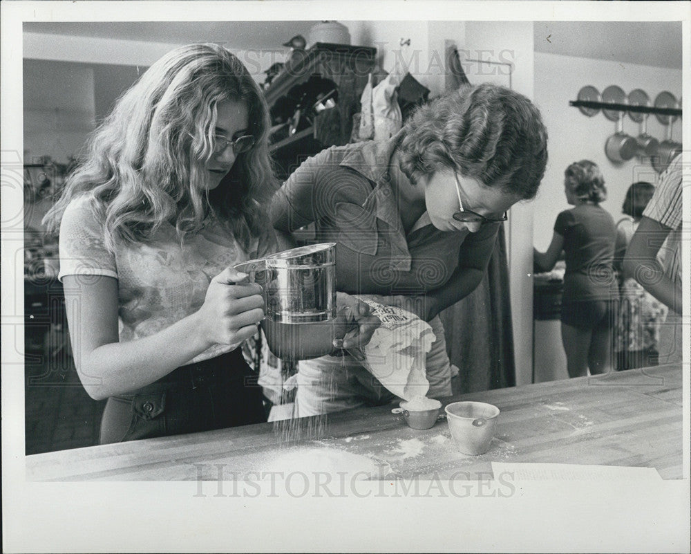 1976 Press Photo St. Petersburg The Stock Pot Cooking Class Teenagers - Historic Images