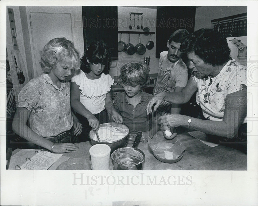 1979 Press Photo Children Learning To Cook - Historic Images