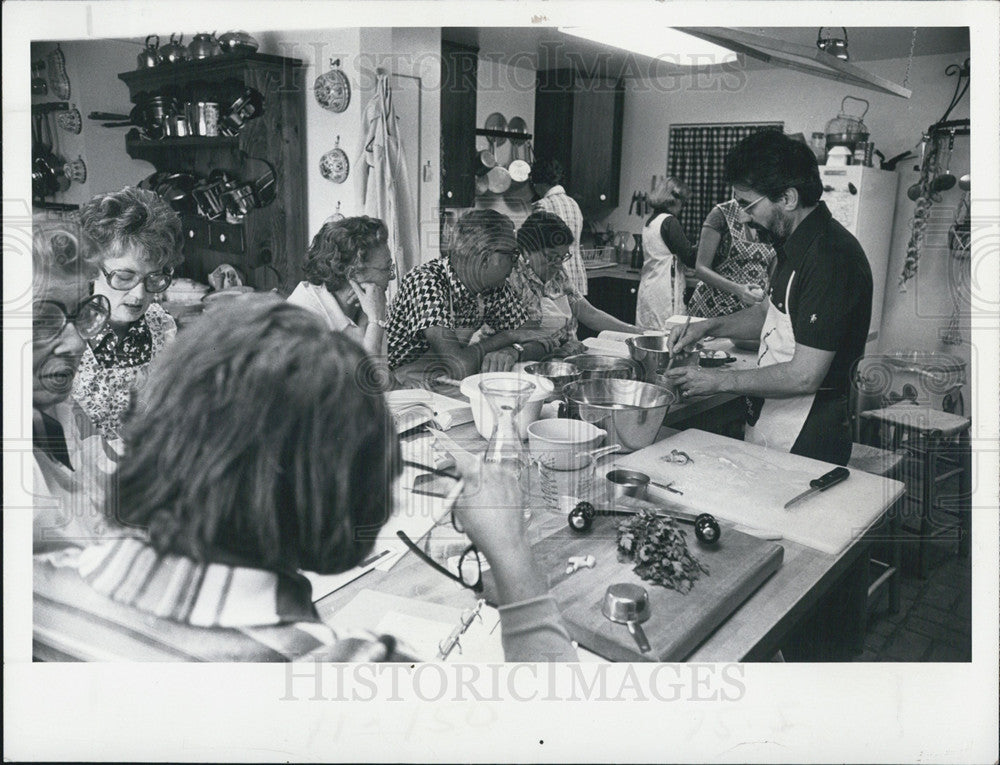 1978 Press Photo Bugialli Cooks At The Stock Pot School Of Cooking - Historic Images