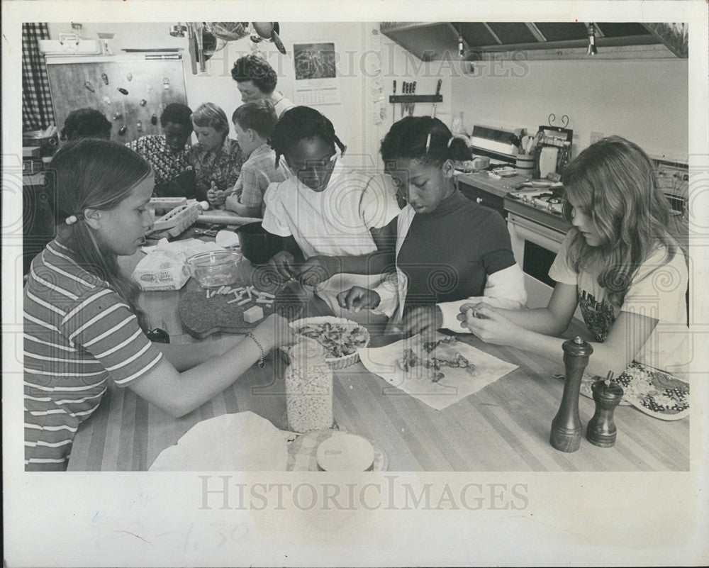 1976 Press Photo Middle School Students Make Quiche Lorraine - Historic Images