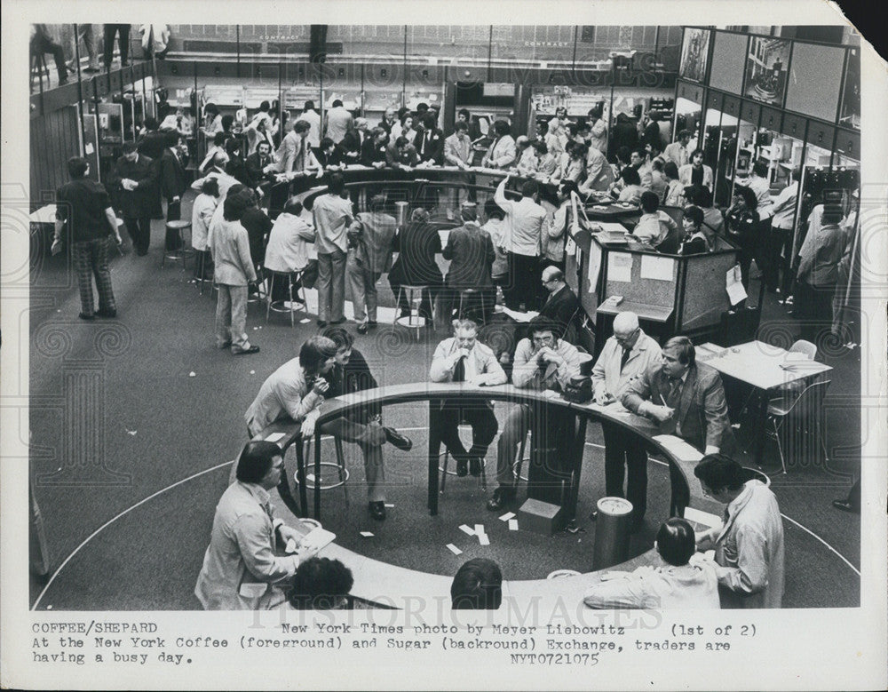 1975 Press Photo New York Stock Exchange Workers Break For Coffee - Historic Images