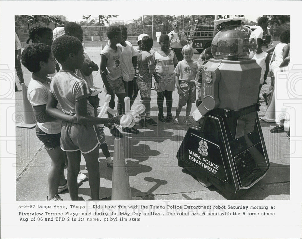 1987 Press Photo Tampa, Fl. Police Department Robot Entertains Children - Historic Images