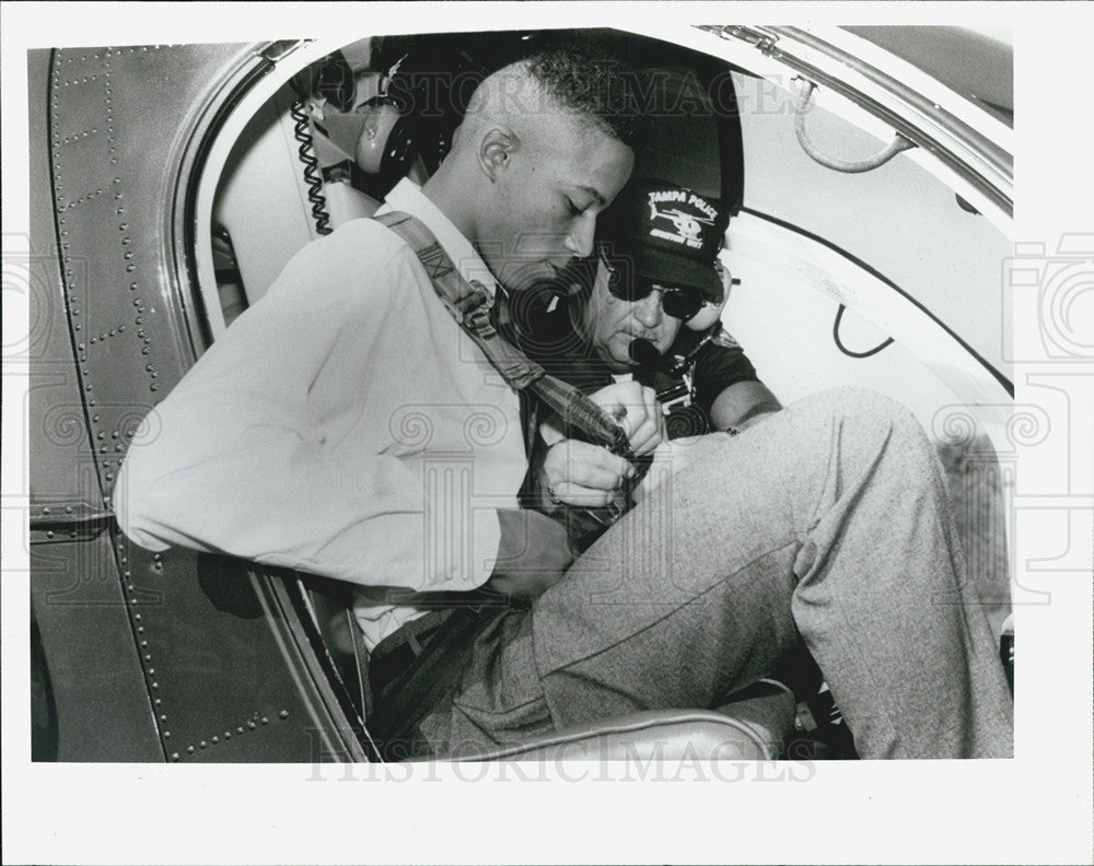 1990 Press Photo Tampa, Fl. Policeman Takes Young Gerald Bell for a Ride - Historic Images