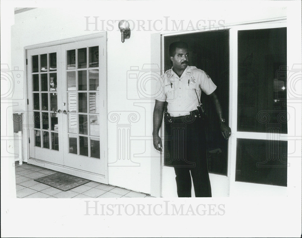 1990 Press Photo Officer Dwayne Smith Police, Palma Ceia - Historic Images