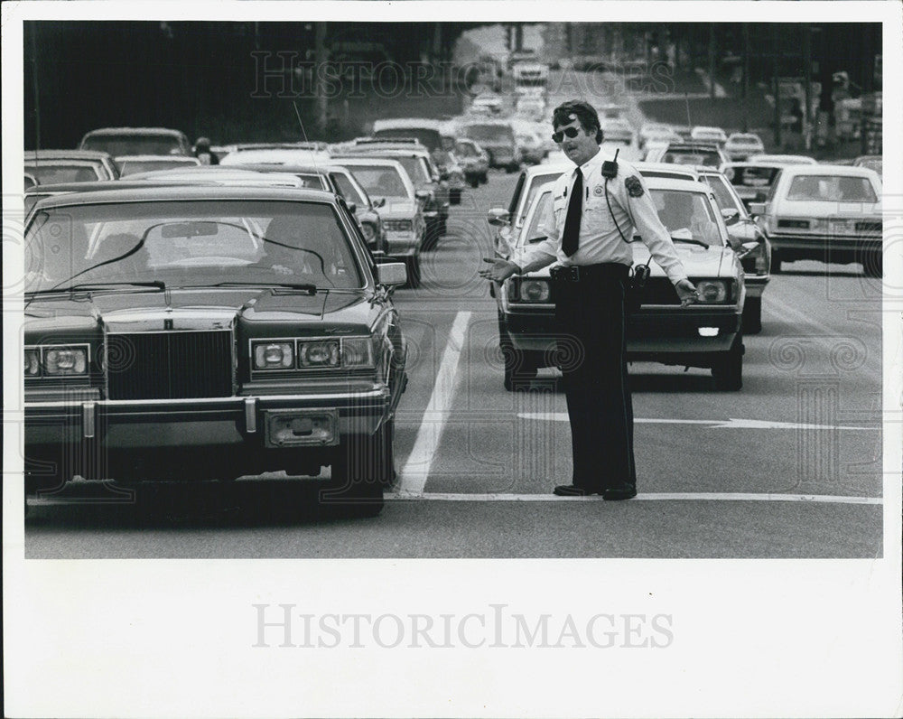 1982 Press Photo Tampa Police Officer Directs Traffic - Historic Images