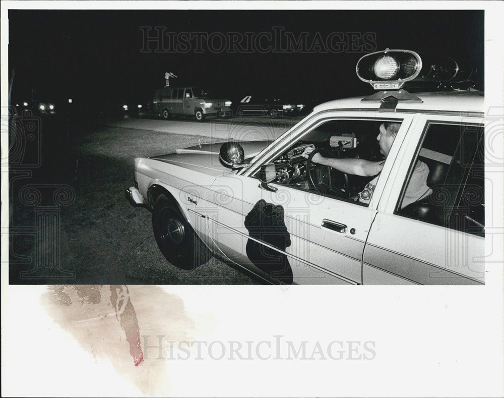 1995 Press Photo Tampa cop Cpl Wiley Howell monitors traffic - Historic Images